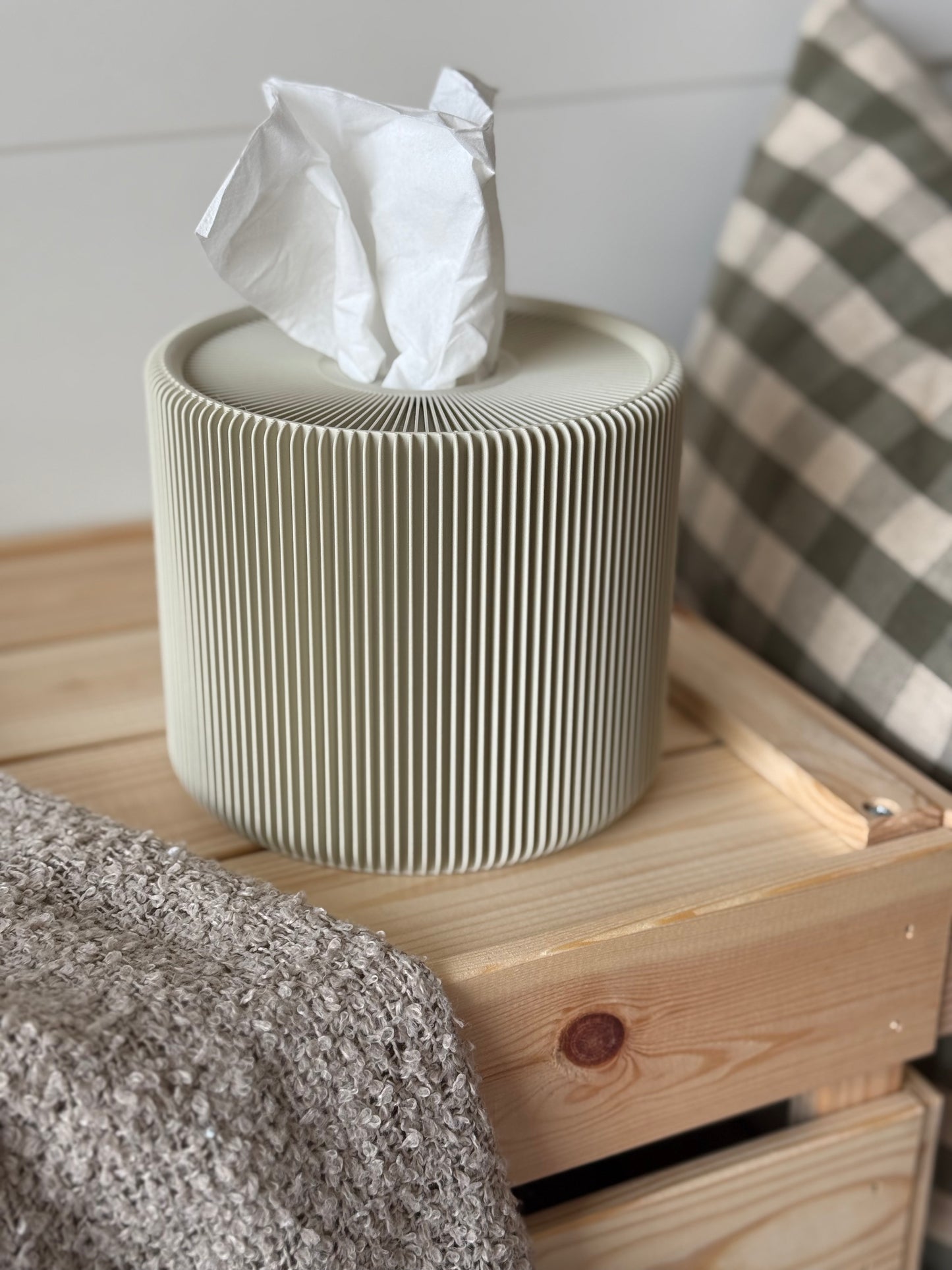 Moderní ekologický box na kapesníky vyrobený z biologicky rozložitelného PLA plastu. Má elegantní vroubkovaný design s otevřeným víkem, ideální pro stylové uložení kapesníků. K dispozici v několika barvách, jako je olivově zelená, tlumená bílá a noční černá. Perfektní pro současné domácnosti nebo kanceláře.