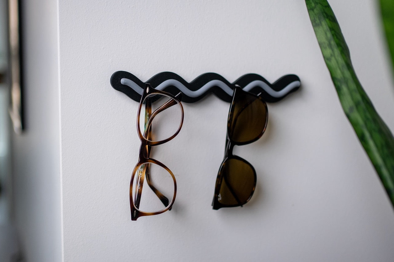 Stylový držák na sluneční a dioptrické brýle – nástěnný, 4 sloty