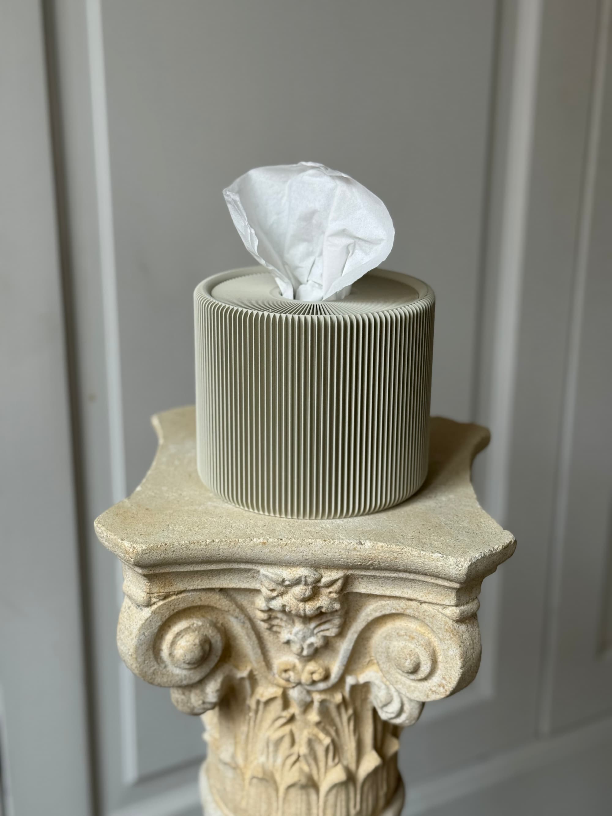 La Sombra tissue box