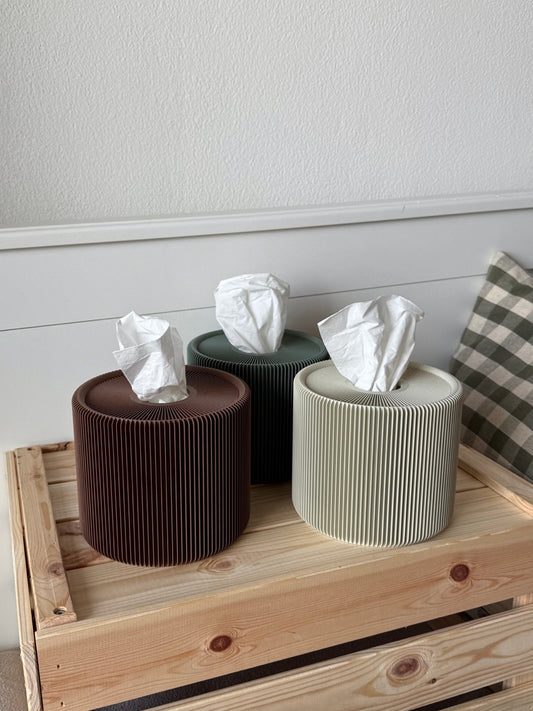 Moderní ekologický box na kapesníky vyrobený z biologicky rozložitelného PLA plastu. Má elegantní vroubkovaný design s otevřeným víkem, ideální pro stylové uložení kapesníků. K dispozici v několika barvách, jako je olivově zelená, tlumená bílá a noční černá. Perfektní pro současné domácnosti nebo kanceláře.
